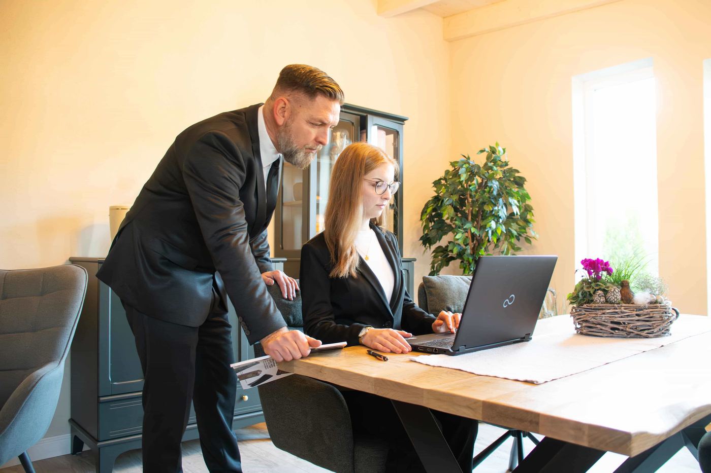 David Focke und Mitarbeiterin im Büro